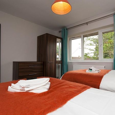 Robin House Crawley-Gatwick Airport Villa Esterno foto