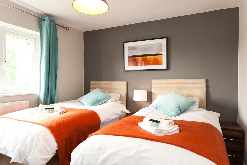 Robin House Crawley-Gatwick Airport Villa Esterno foto